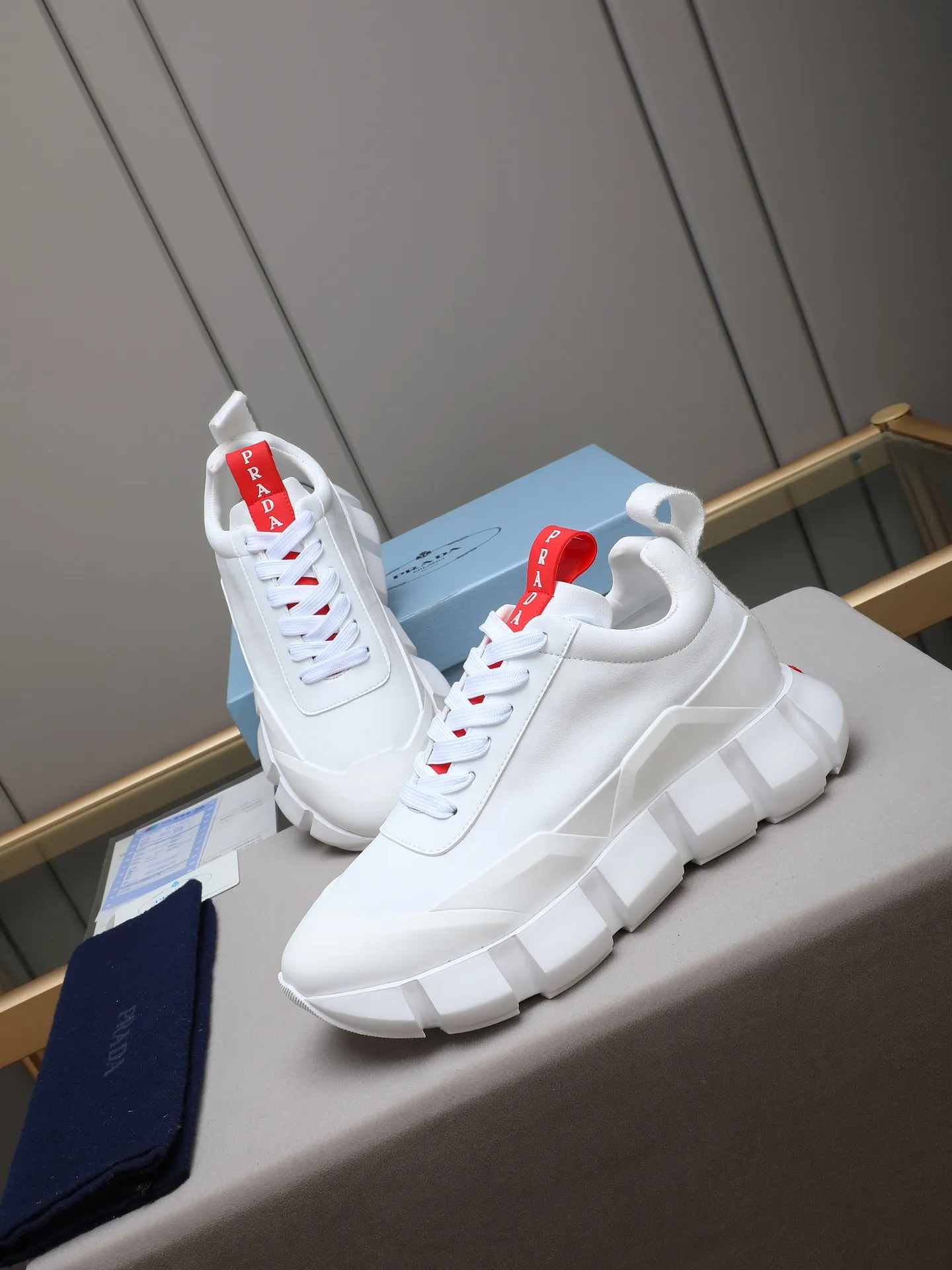 Men's shoes 💰500 PRADA/Prada men's lace-up casual sports shoes, the upper is made of imported first-layer calfskin, soft, comfortable and breathable ➕ washed sheepskin! The tongue is decorated with the PRADA brand letter logo. The rubber thick sole echoes the red label tongue. The style is fashionable and elegant. The details are carefully crafted. A casual sports shoe with a super western style and excellent breathability!  Size: 38-44 (45 46 customized)